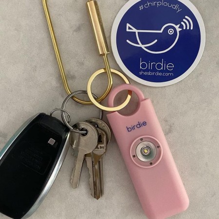 She's Birdie –La alarma de seguridad personal original para mujeres por mujeres, sirena de 130 dB, luz estroboscópica y llavero