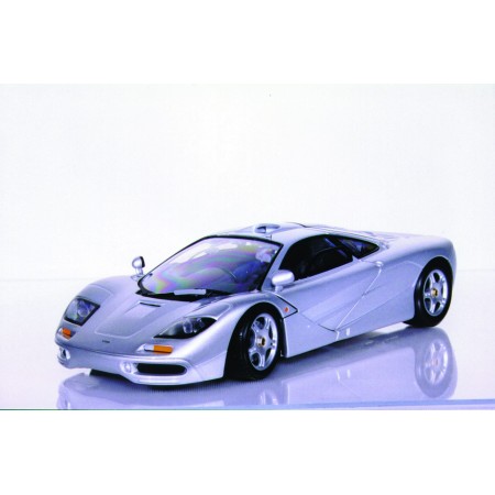 1:18 UT Modelos McLaren F1 GTR Roadcar ('96) plateado, peltre, verde-