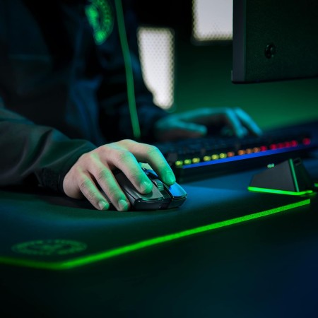 Razer Viper Ultimate - Mouse inalámbrico ligero para juegos y base de carga RGB: tecnología inalámbrica Hyperspeed - Sensor