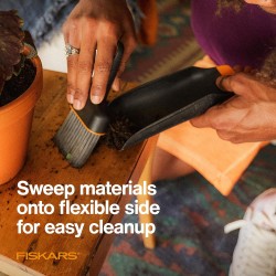 Fiskars Juego de cuchara y cepillo para plantar tierra