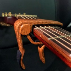 WINGO - Cejilla de guitarra | Cejilla para guitarra acustica y electrica con 5 puas extra