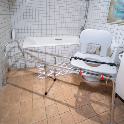 Eagle Health Supplies Banco de transferencia de inodoro a bañera | Asiento de transferencia de indoro a bañera acolchado