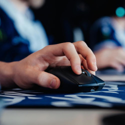 Alienware Mouse inalámbrico profesional para juegos | Con 6 botones programables y boton de velocidad