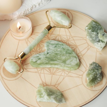 BAIMEI - Juego de rodillo facial y Gua Sha de jade herramientas para el cuidado de la piel y la hinchazón, color verde