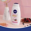 NIVEA Gel de baño refrescante de bayas silvestres e hibisco con suero nutritivo, botella de 20 onzas líquidas